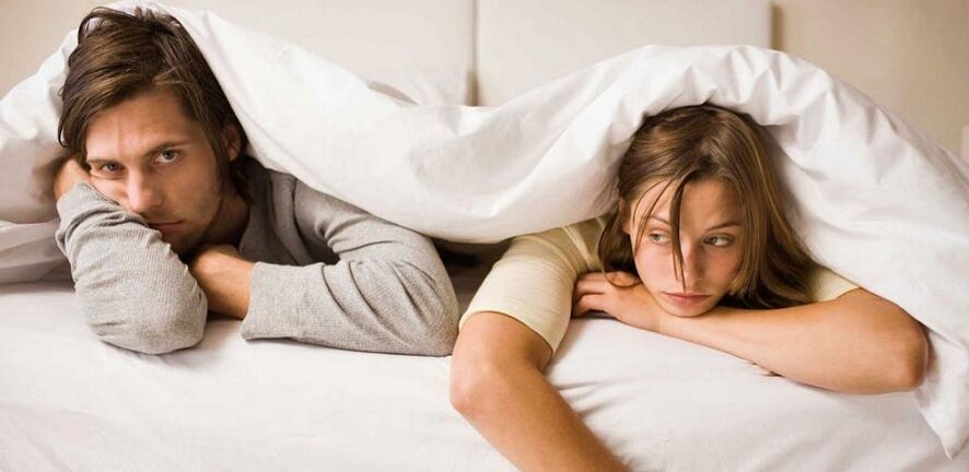 ärritunud naine ja mees kehva potentsiga